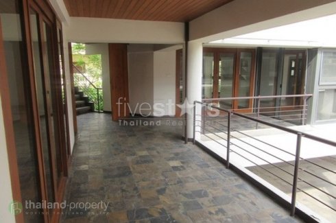 8 Bedrooms Three Storey House For Rent Close To Bts Asoke