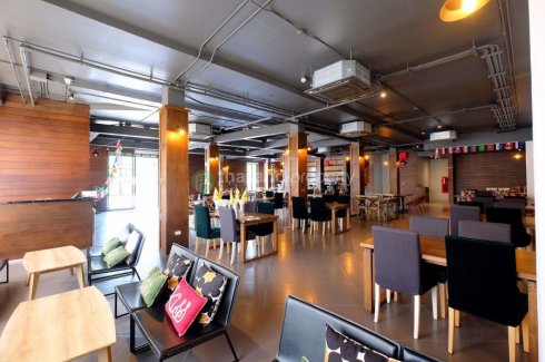 Coffee Shops And Restaurants On 2 Story For Lease With A