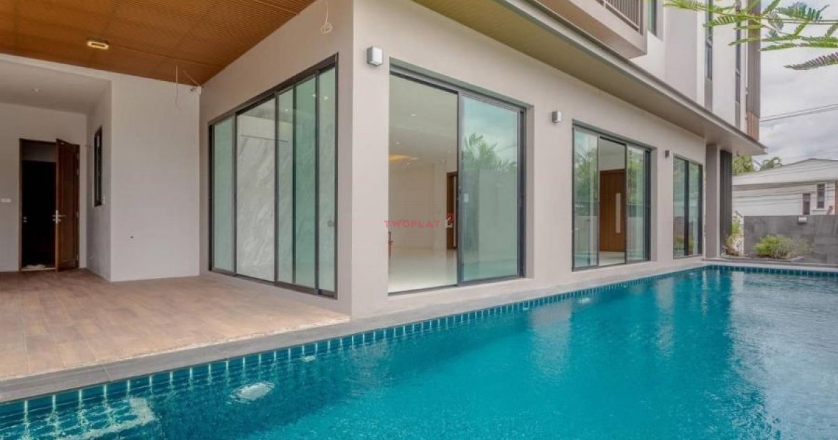 6 Bedroom House For Sale In Phra Khanong Bangkok Near Bts Phra Khanong Bangkok